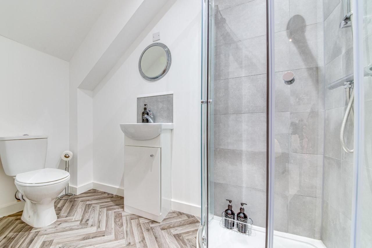 Stylish & Contemporary 2-bed Townhouse - Parking - Wi-fi - Netflix Apartment *