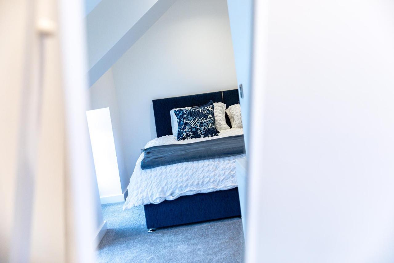 Stylish & Contemporary 2-bed Townhouse - Parking - Wi-fi - Netflix Apartment
