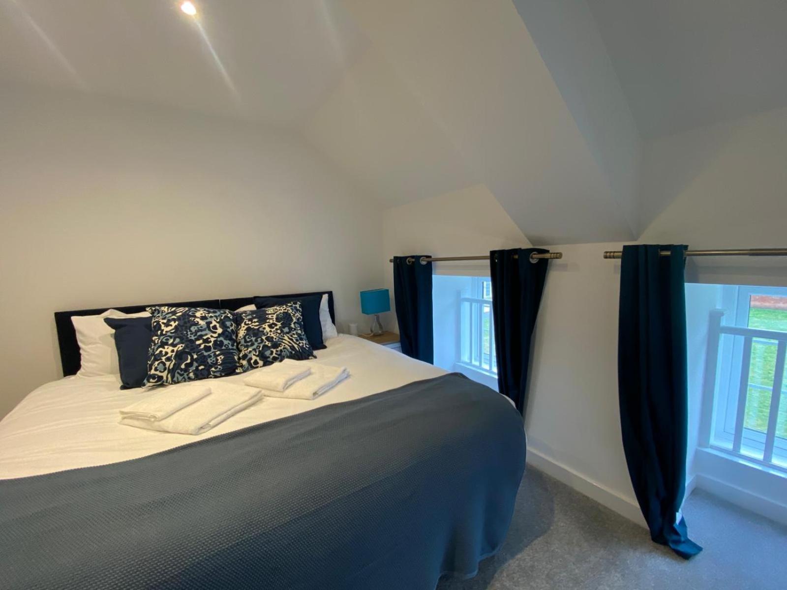 Stylish & Contemporary 2-bed Townhouse - Parking - Wi-fi - Netflix