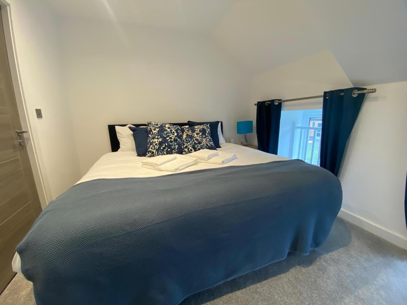 Stylish & Contemporary 2-bed Townhouse - Parking - Wi-fi - Netflix Apartment