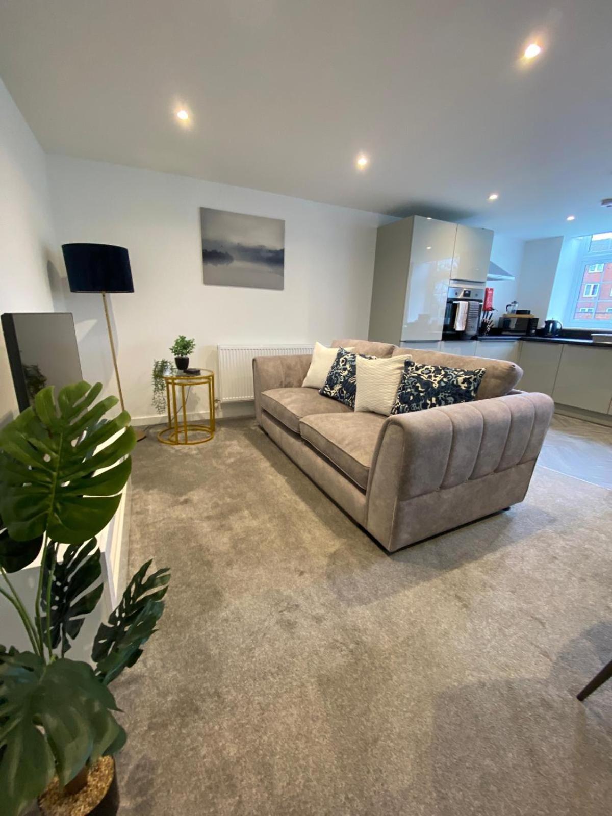 Stylish & Contemporary 2-bed Townhouse - Parking - Wi-fi - Netflix Apartment *