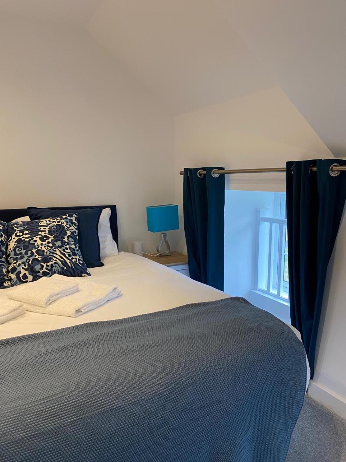 Apartment Stylish & Contemporary 2-bed Townhouse - Parking - Wi-fi - Netflix *