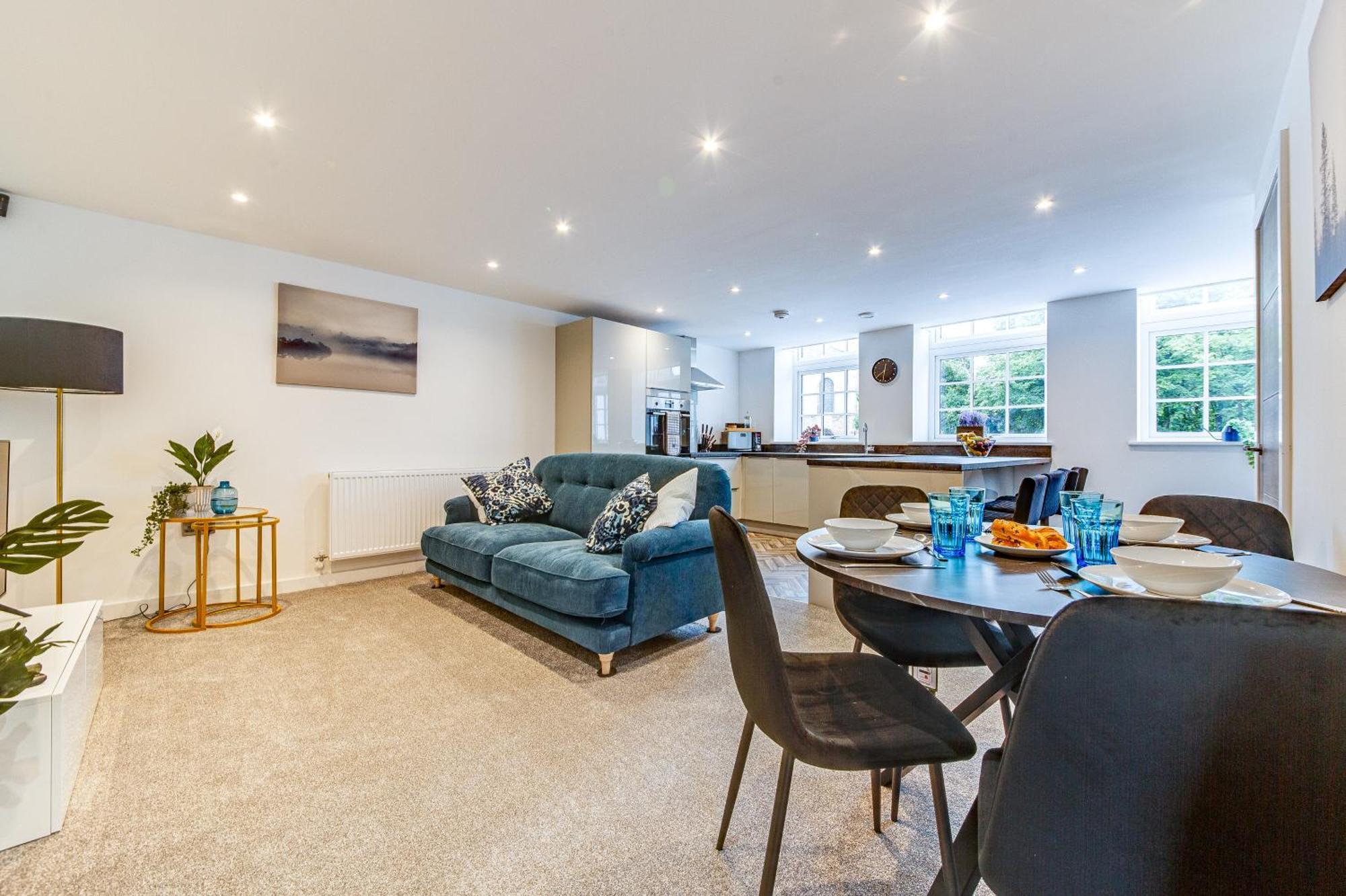 Stylish & Contemporary 2-bed Townhouse - Parking - Wi-fi - Netflix Apartment *