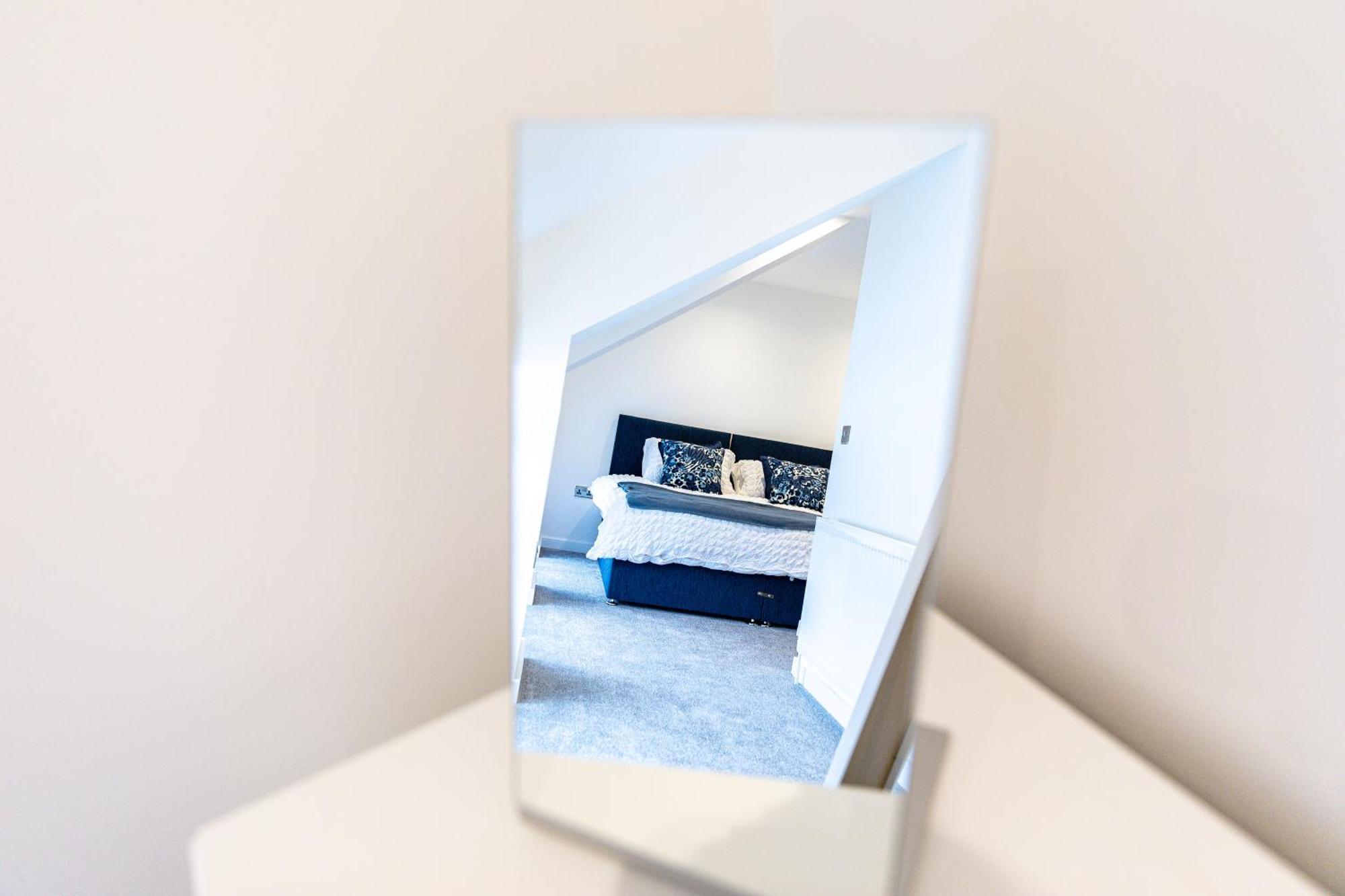 Stylish & Contemporary 2-bed Townhouse - Parking - Wi-fi - Netflix Apartment