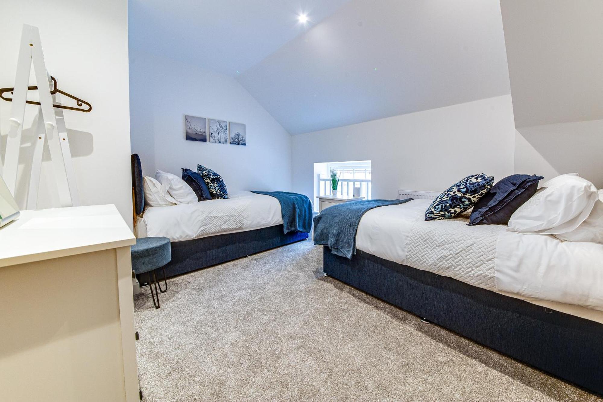Stylish & Contemporary 2-bed Townhouse - Parking - Wi-fi - Netflix Apartment *