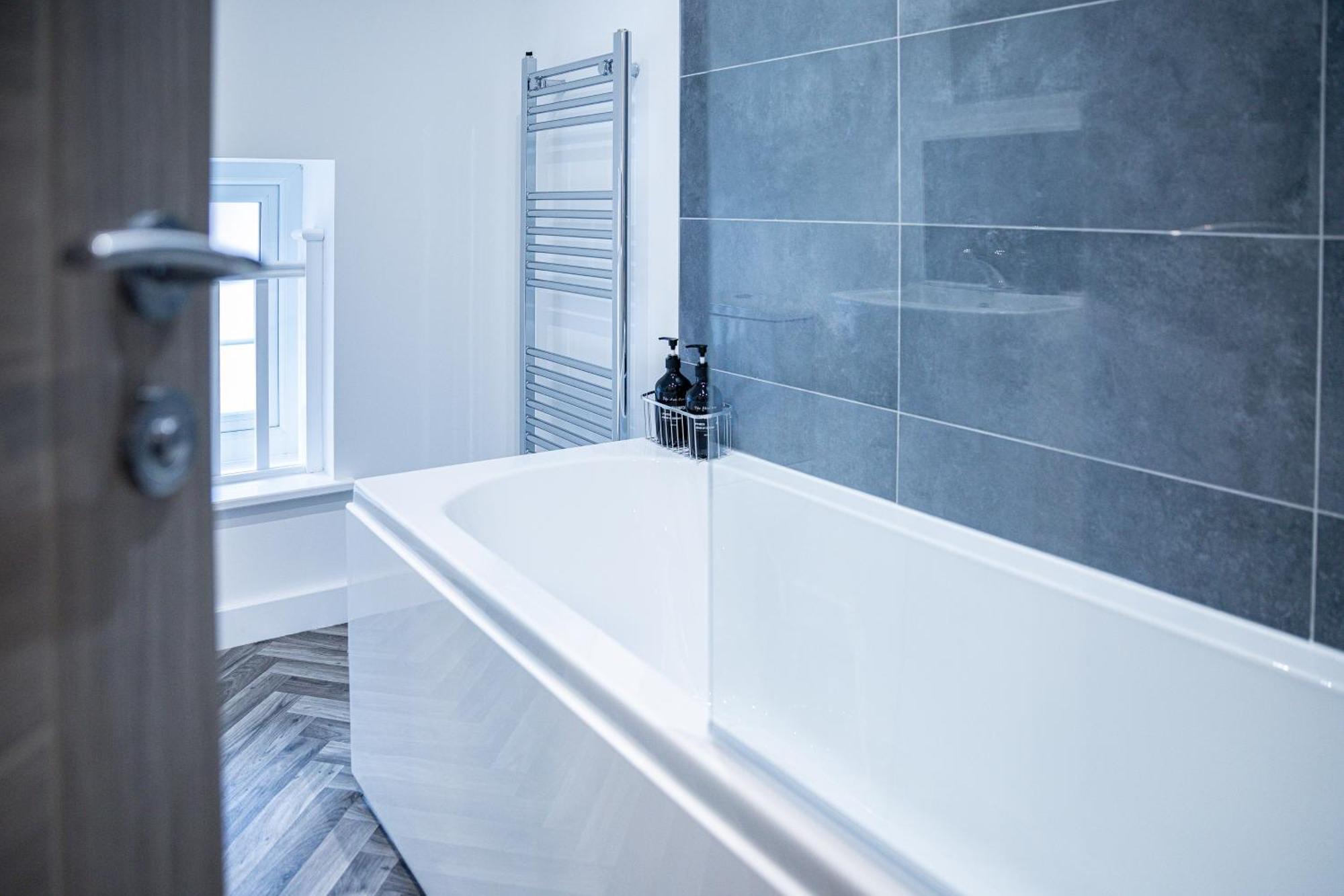 Apartment Stylish & Contemporary 2-bed Townhouse - Parking - Wi-fi - Netflix *