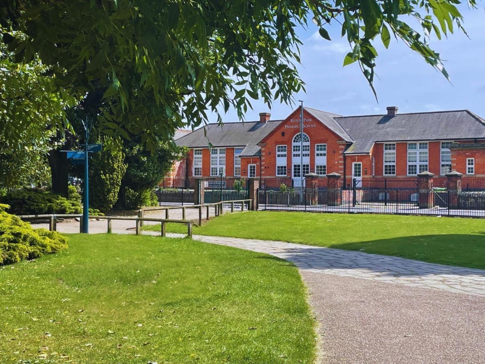 Stylish & Contemporary 2-bed Townhouse - Parking - Wi-fi - Netflix Worksop
