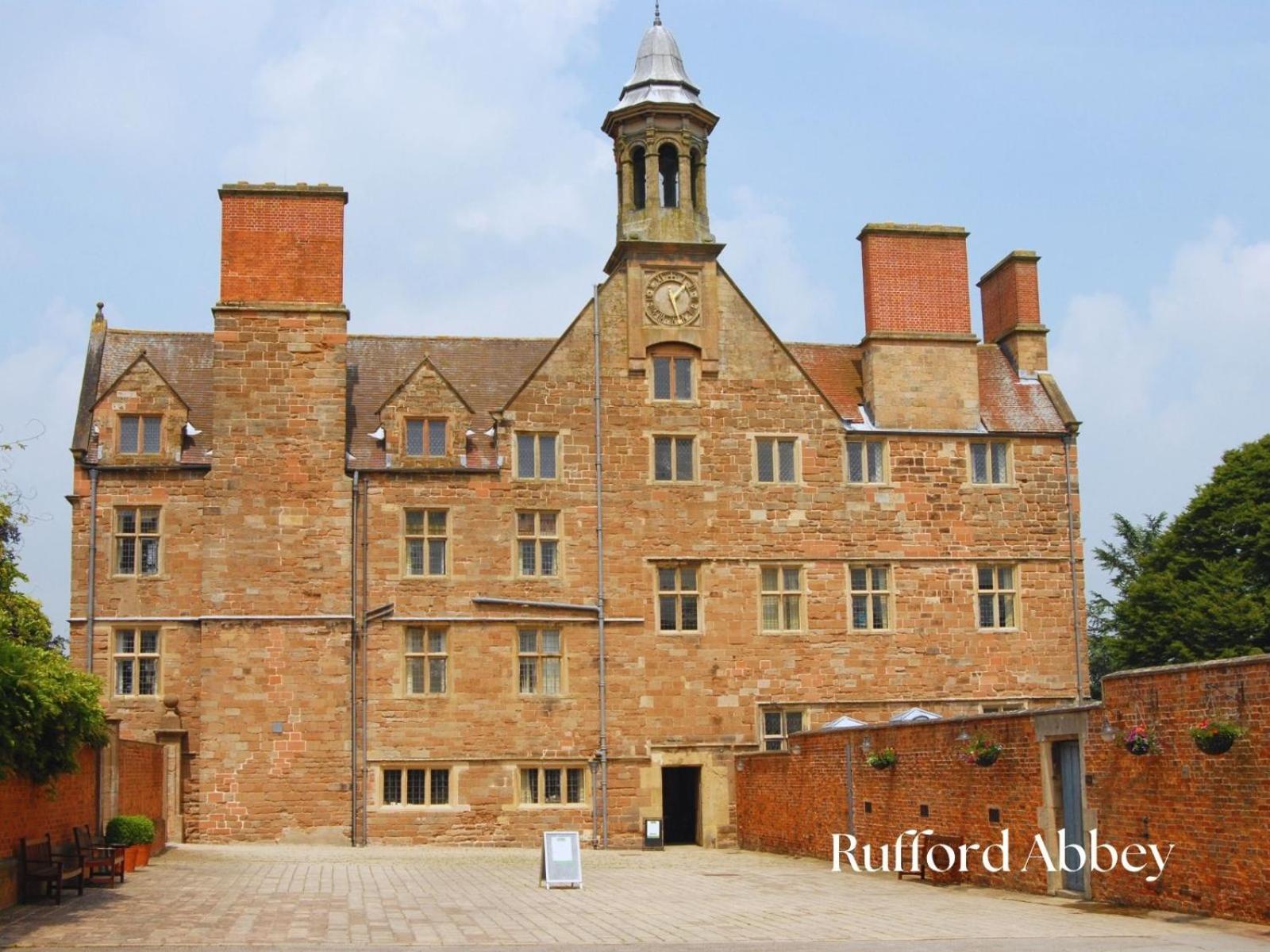 Stylish & Contemporary 2-bed Townhouse - Parking - Wi-fi - Netflix Apartment